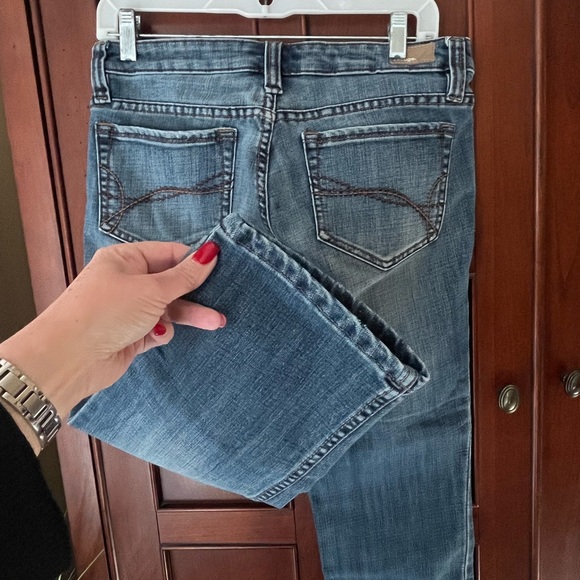 Refuge Classic Medium Wash Cropped, Distressed Denim Jeans Juniors Size 9 - Picture 2 of 15